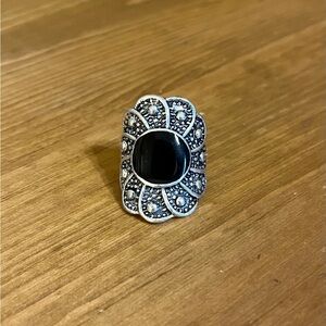 Silver tone ring with tear drops fanned around black enamel size 5 1/2